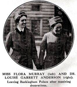 Lavoro delle donne (La signorina Flora Murray (a sinistra) e la dottoressa Louise Garrett Anderson (a destra) lasciano Buckingham Palace dopo aver ricevuto le decorazioni