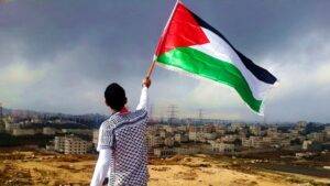 palestinese con la bandiera